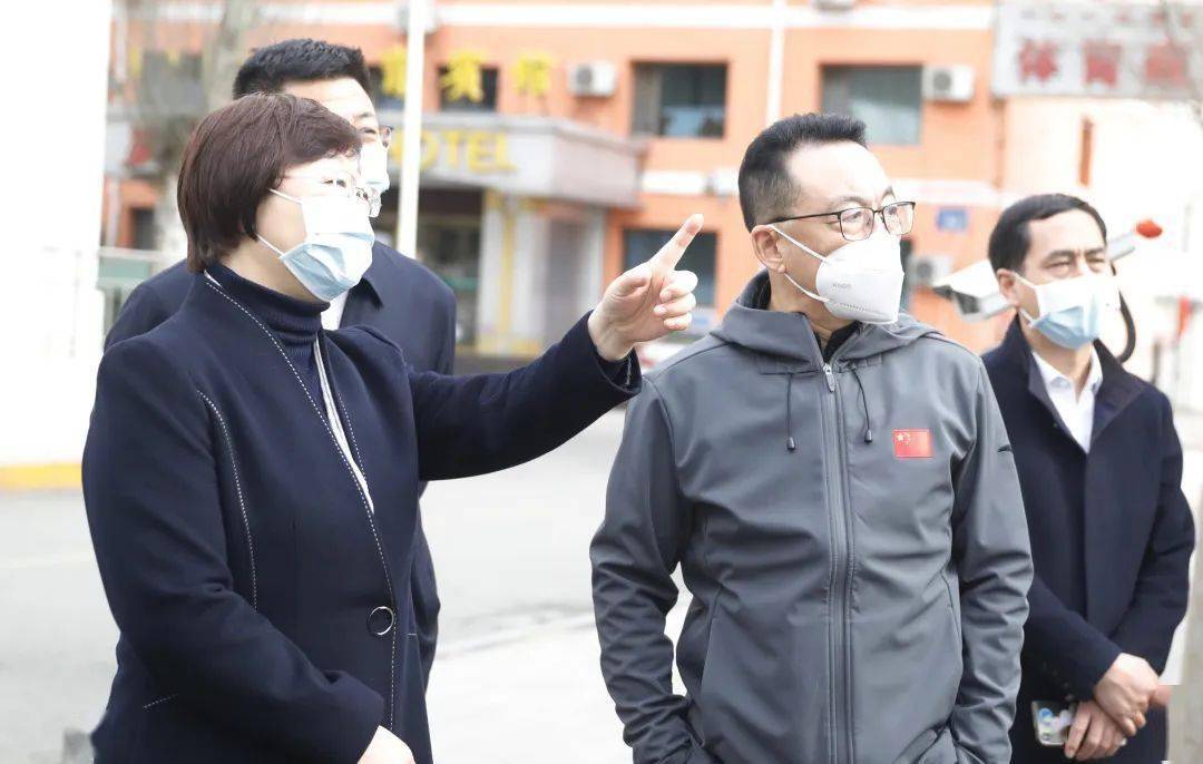 自治区体育局副局长李志友与呼和浩特市副市长晓芳到运动中心实地交流