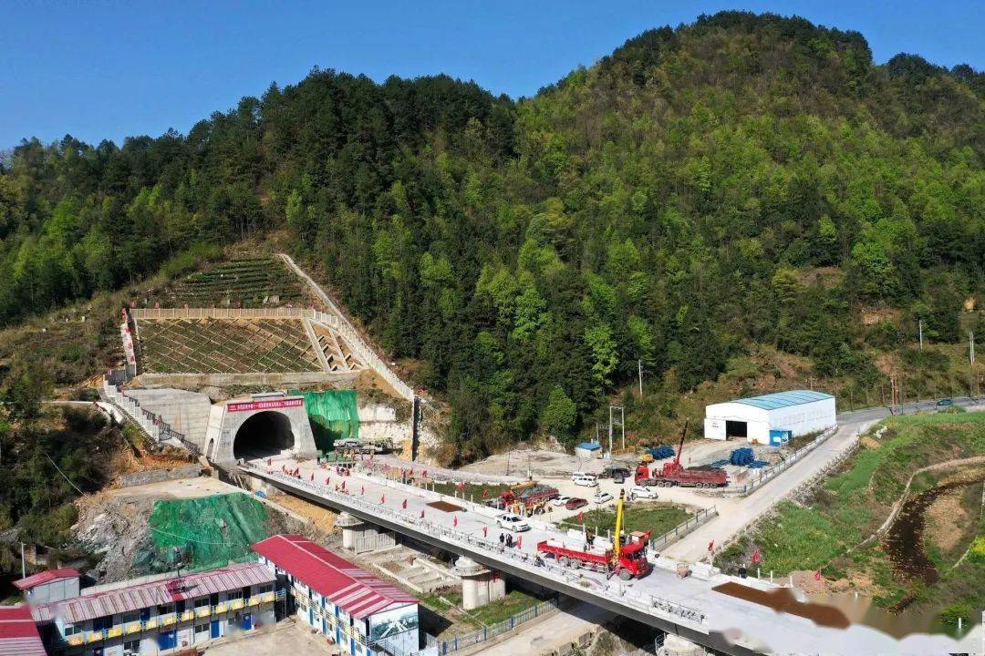 贵南高铁独山二号隧道顺利贯通 项目建设全面进入新阶段_施工_贵州