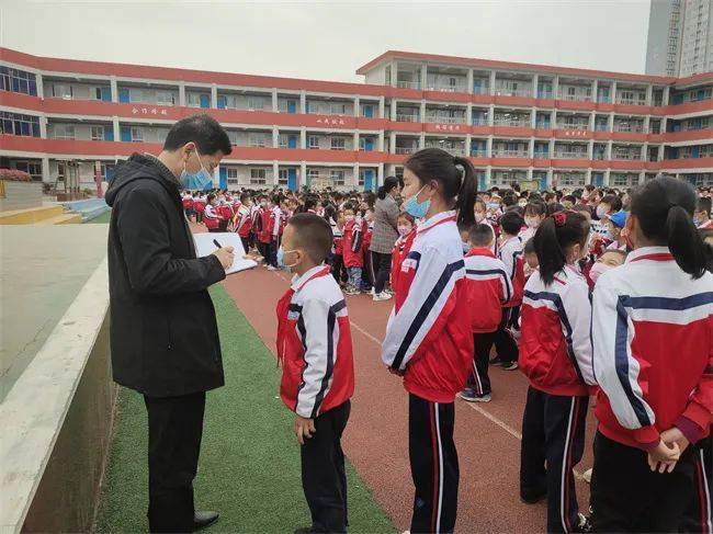 华星小学开展地震紧急疏散演练活动