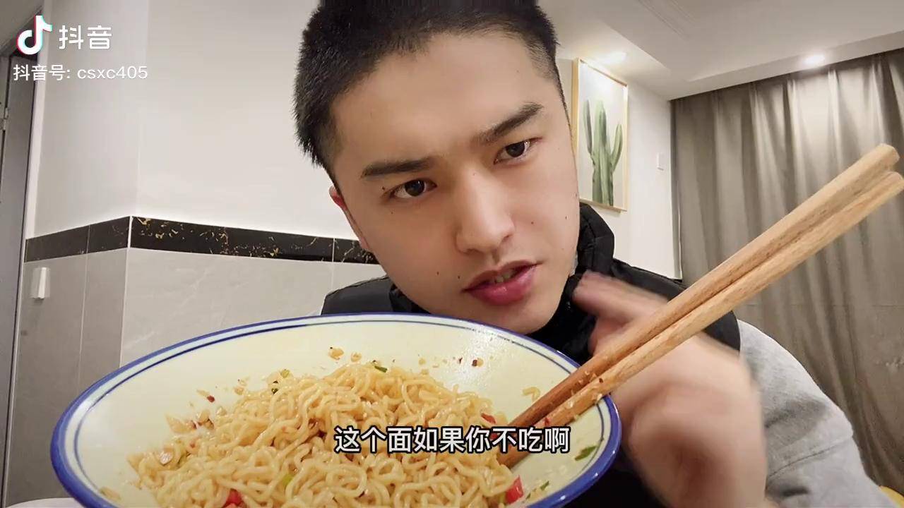 挑战99种地摊小吃第1期黄磊老师同款雪碧拌面我要你8块一晚不过分吧