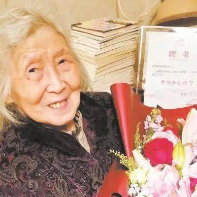 黄颖曌/施雁冰本期推出的是青年儿童文学作家黄颖曌对95岁的儿童文学