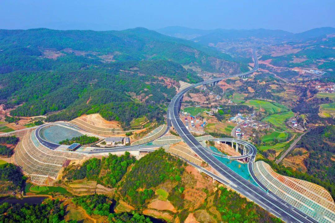 续写云南第一路新篇章写在新楚大高速公路建成通车之际