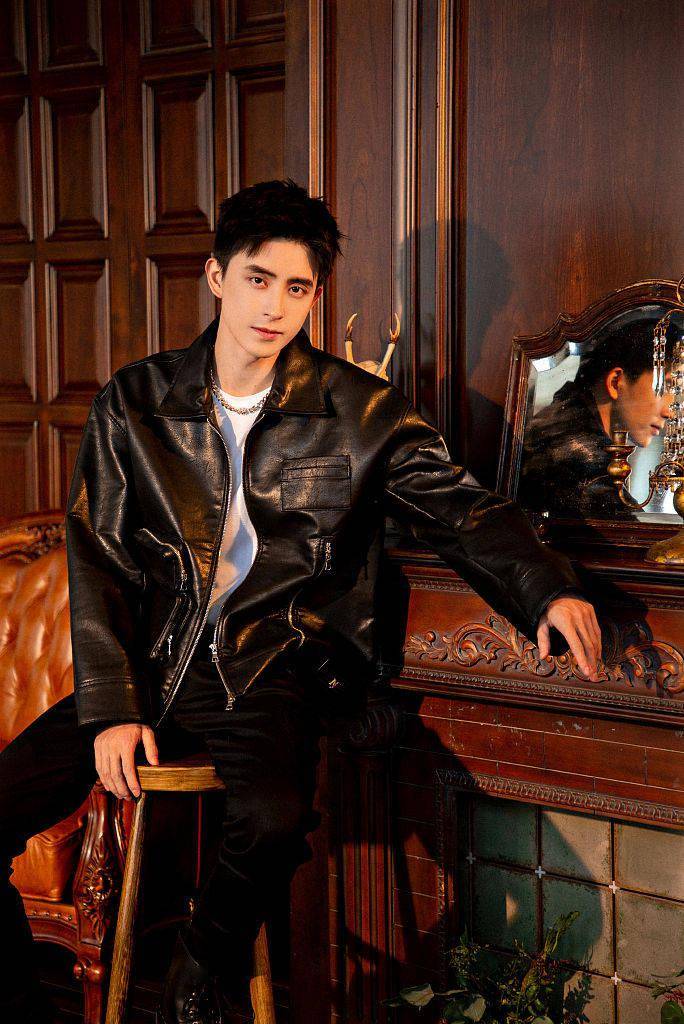 嘉尚青年演员敖瑞鹏发布帅气皮衣写真 颜值优越让人舔屏_pose_奶茶