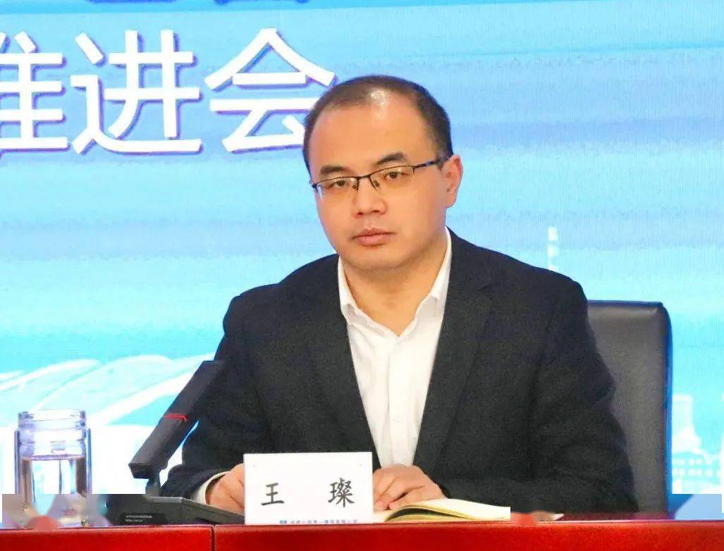 公司党委委员,副总经理王喜龙,党委委员,总经济师王璨,分别从两个聚焦