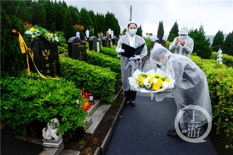 清明代客祭扫增多他们替远方的逝者亲属遥寄哀思