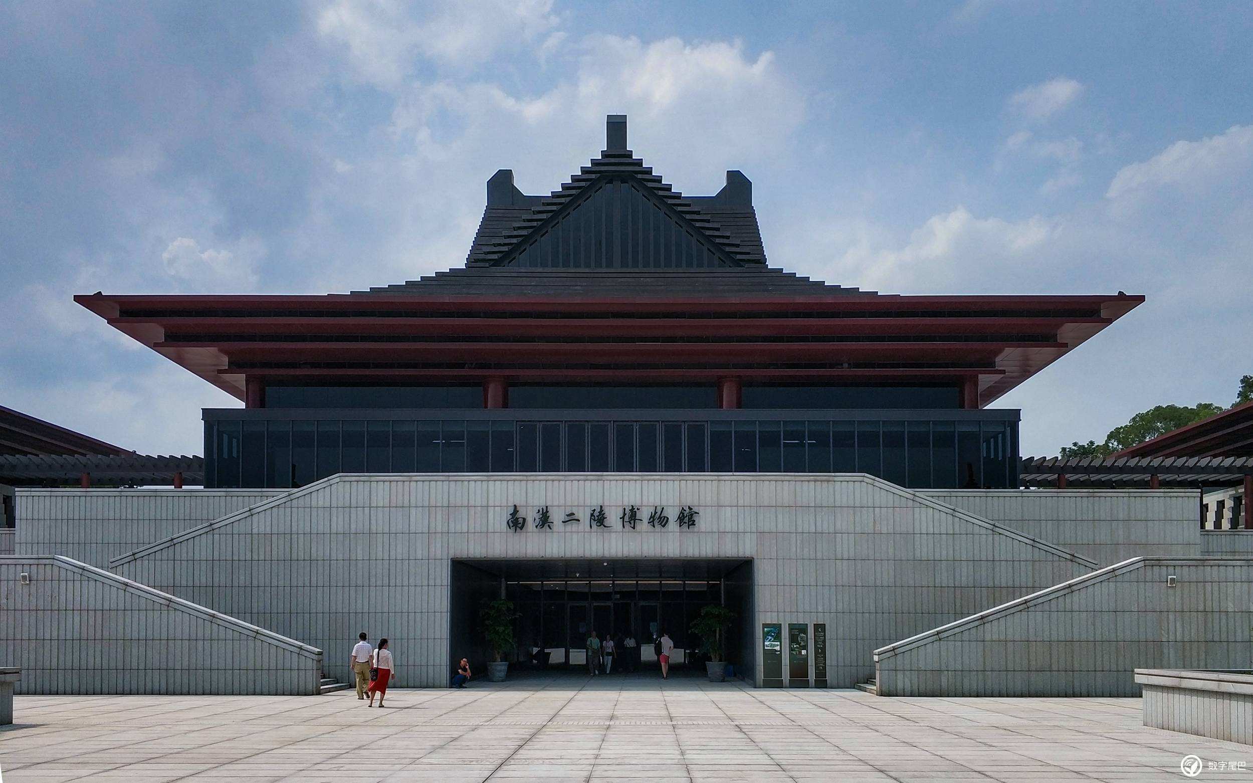 经发掘,德陵虽未发现陵园建制,且墓室被盗,但墓道中出土的青瓷罐和釉