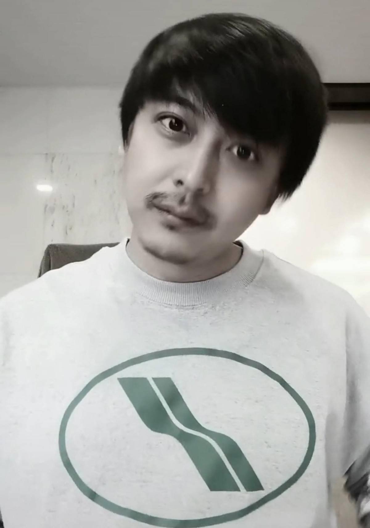 李佳航上海被隔离20天,头发凌乱胡子拉碴,称解封后要去理头发_明星