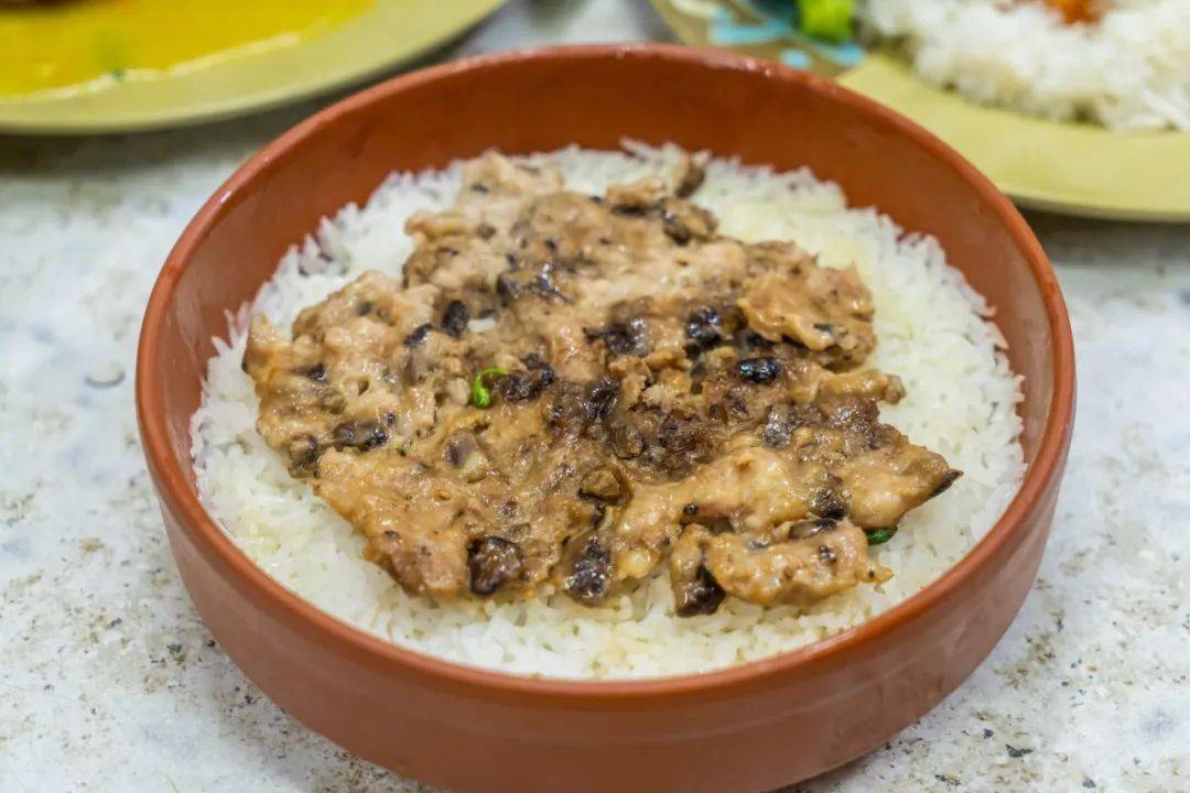 冬菇肉饼蒸笼饭,乍眼一看还以为诈骗呢,怎么就半块肉饼?