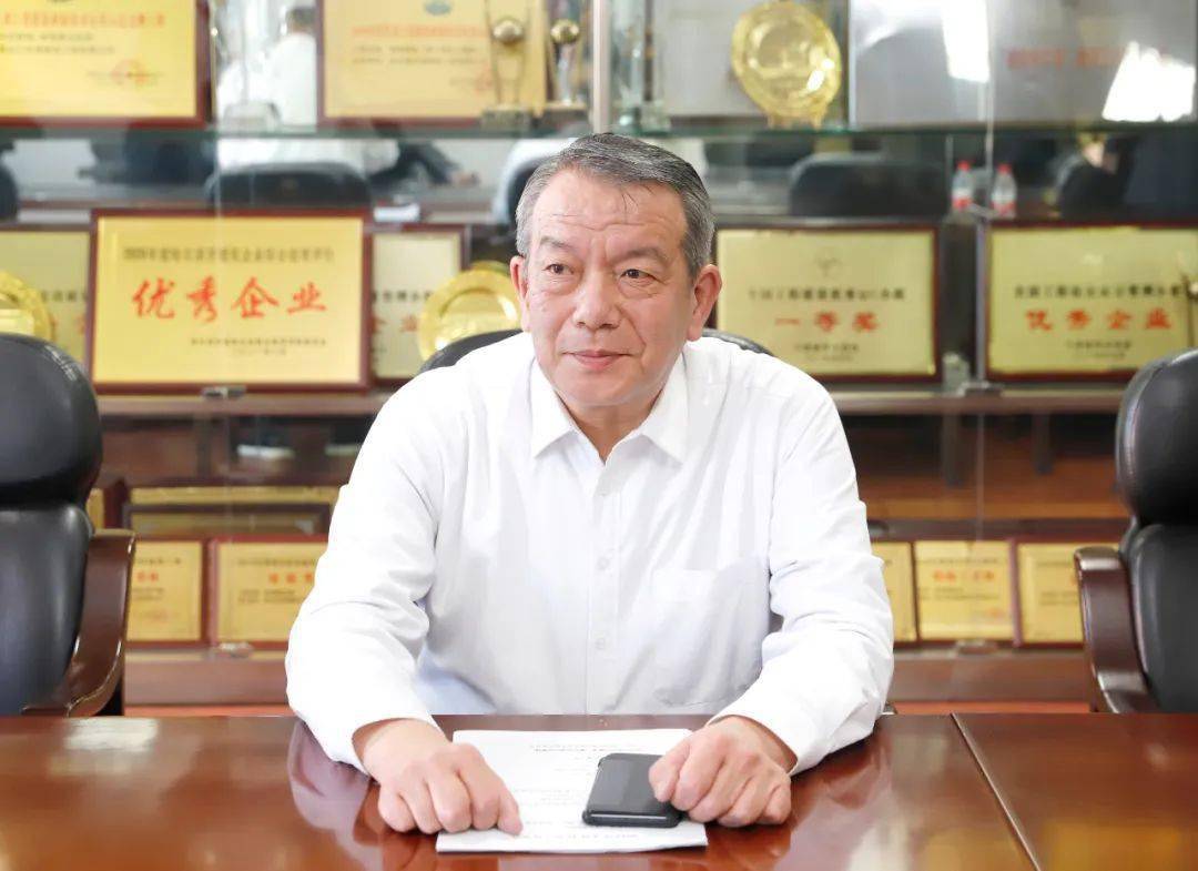 分公司经理,项目部管理人员等参加了此次会议,会议由东辉建筑常务副总