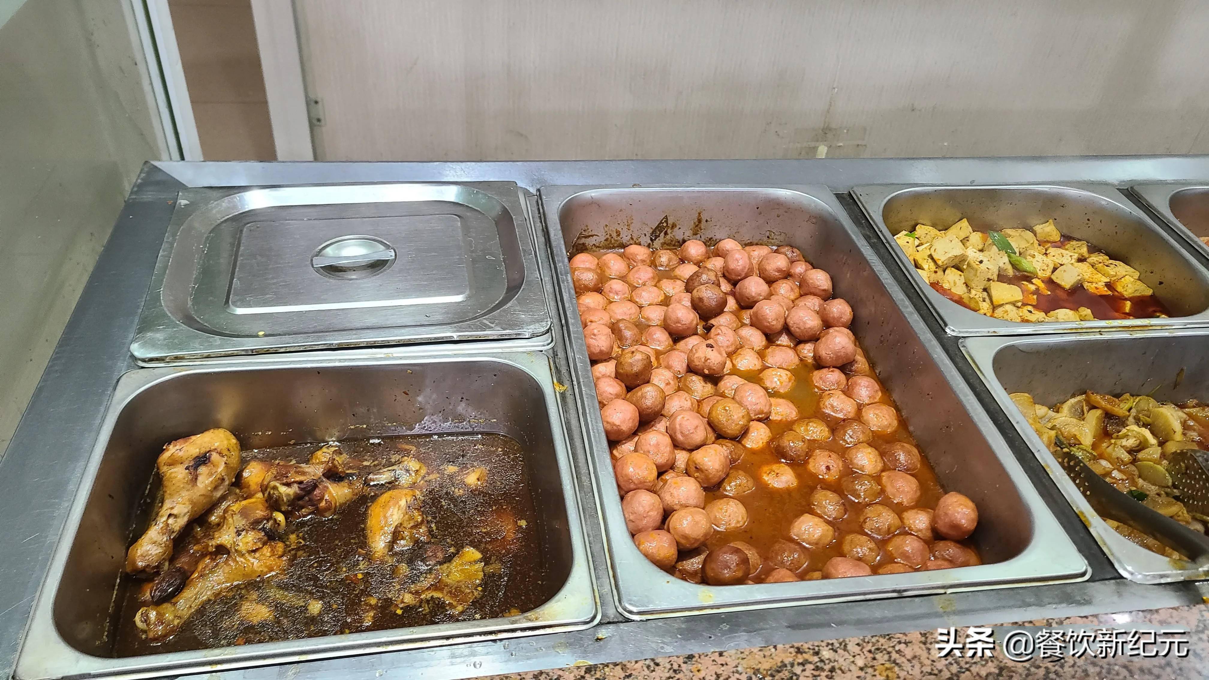 看完海底捞的员工餐再看自己的员工餐网友没对比就没伤害