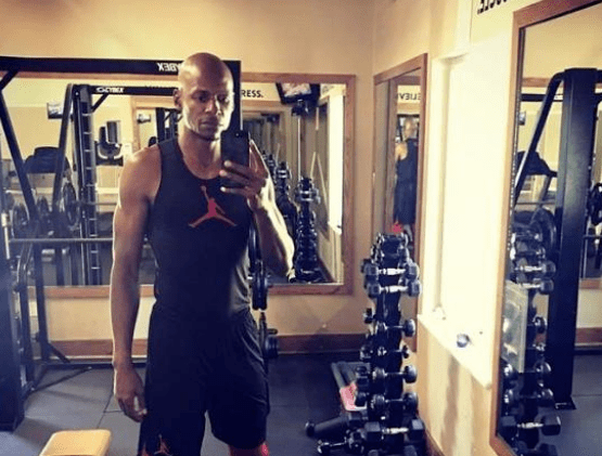 从两人的训练照来看,雷阿伦属于保持身材的雷霆,腹肌包括手臂肌肉仍然