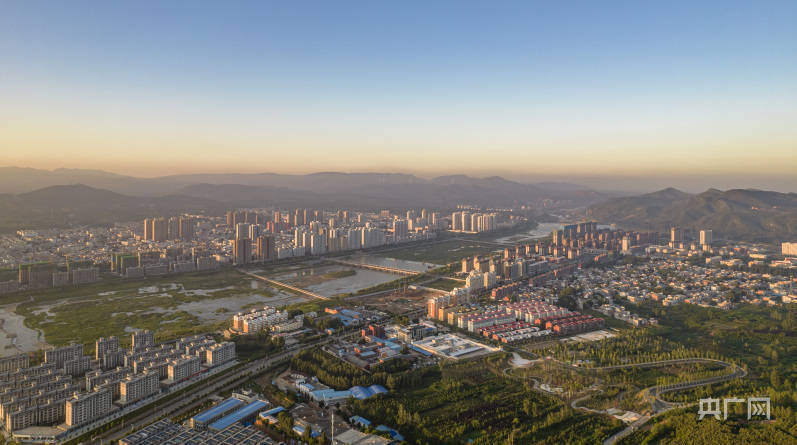 俯瞰汝阳县城(央广网发 康向东 摄)北汝河河滩(央广网发 康向东 摄)北