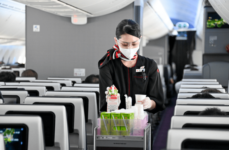 系安全带的信号灯已经熄灭,受伤的空乘人员正在机尾工作区清理饮料车