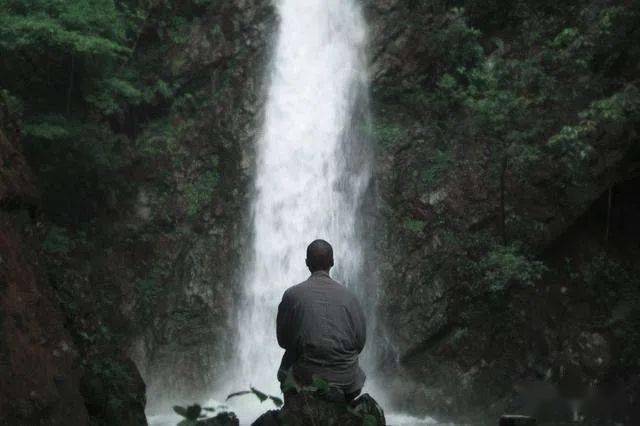 下面举一则公案:沩山,香严都是百丈禅师的弟子,沩山灵祐最先出世坐山