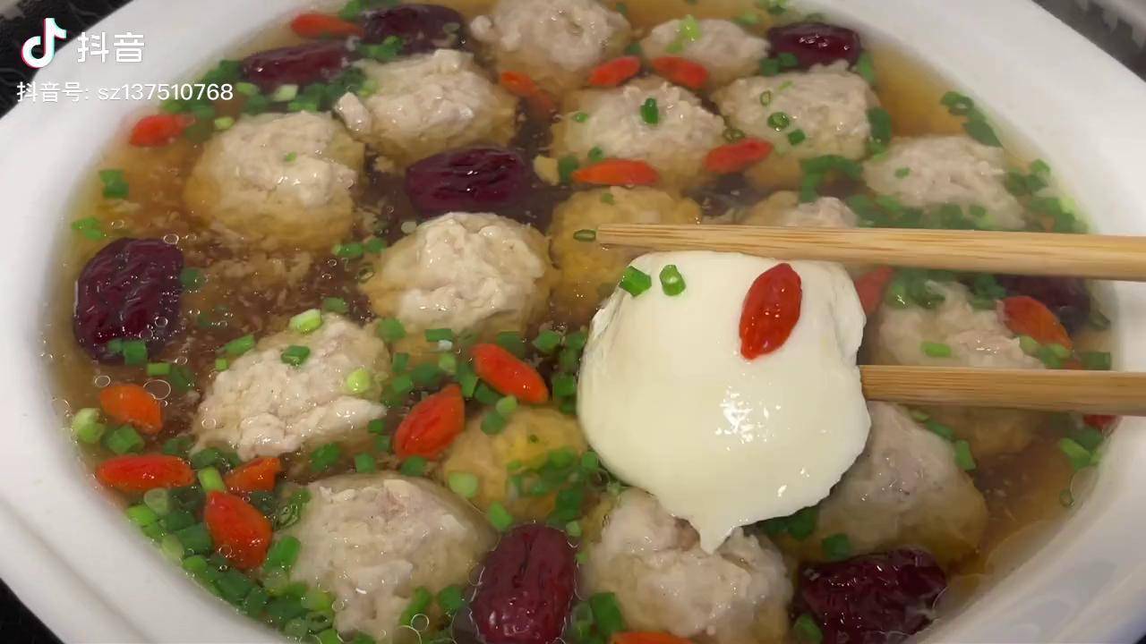 周末给家人蒸一锅汽水肉丸汤一家人吃的津津有味和妈妈的换季battle