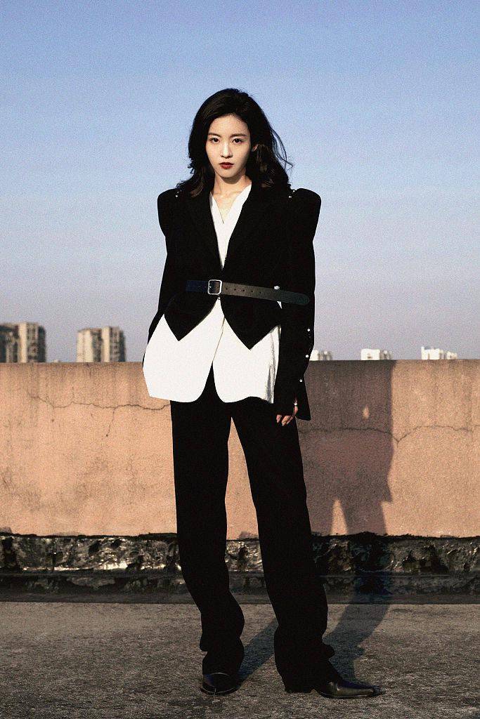 孙芮西装写真帅气冷御将亮相开播情景喜剧塑造多变角色