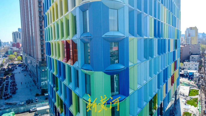 泉城首个马卡龙色三角形高楼 满眼粉嫩如七彩小岛_建筑_窗户_朝向南