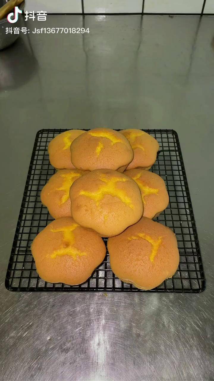 南瓜蛋糕鸡蛋糕美食教程南瓜不仅可以做菜也能做蛋糕这一个视频重拍摄