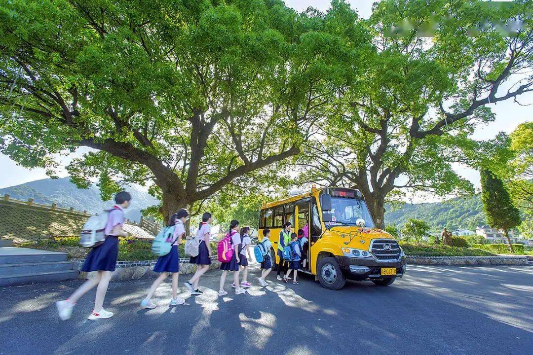 在日复一日的"上学路"上,热爱家乡的情感不断积累沉淀,美好梦想的种子