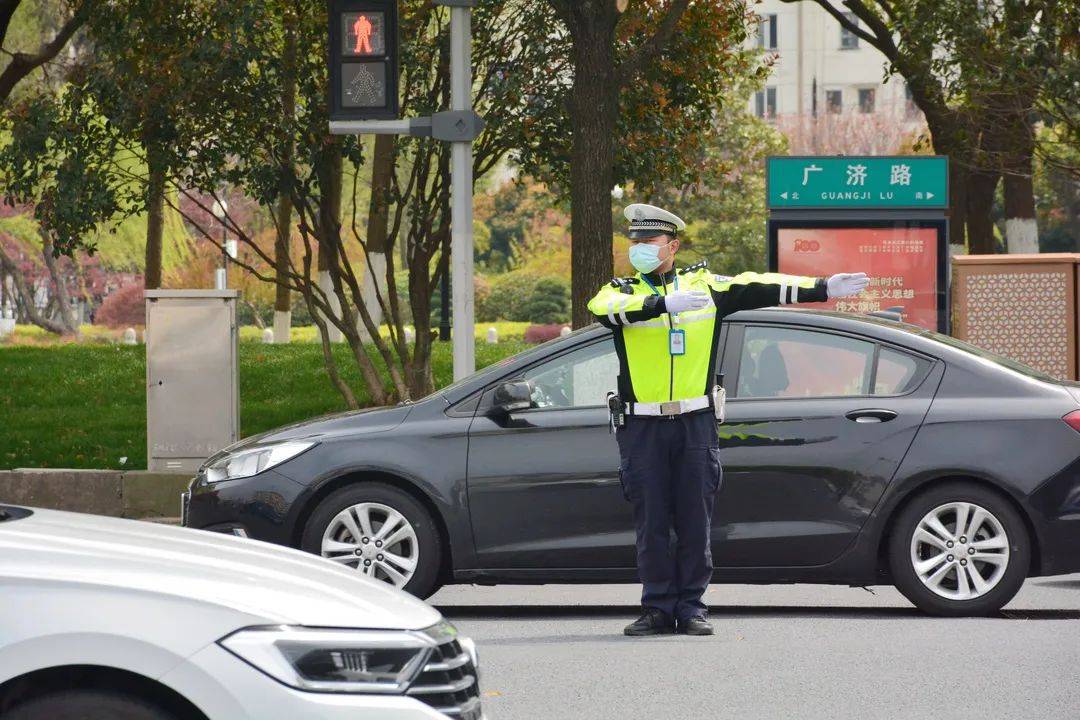 风采江苏苏州市公安局姑苏分局交警大队虎丘中队姜昂肩负责任为民守护