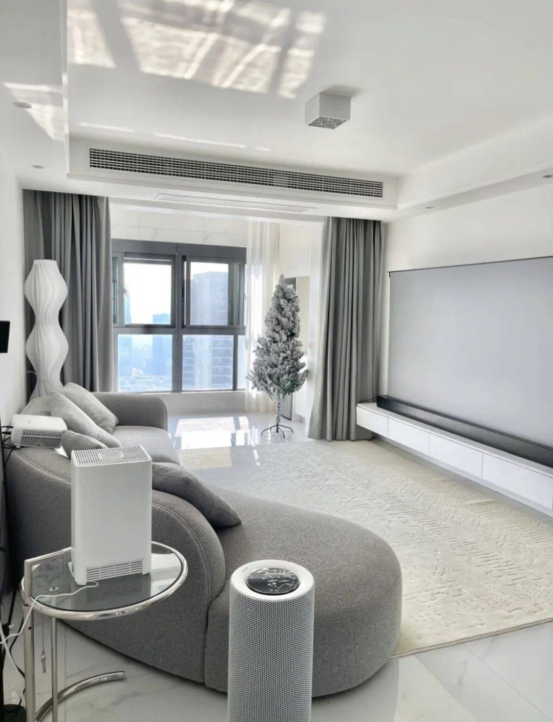 都建议使用中央空调或者是风管机,将主机和管道隐藏在四周的吊顶里