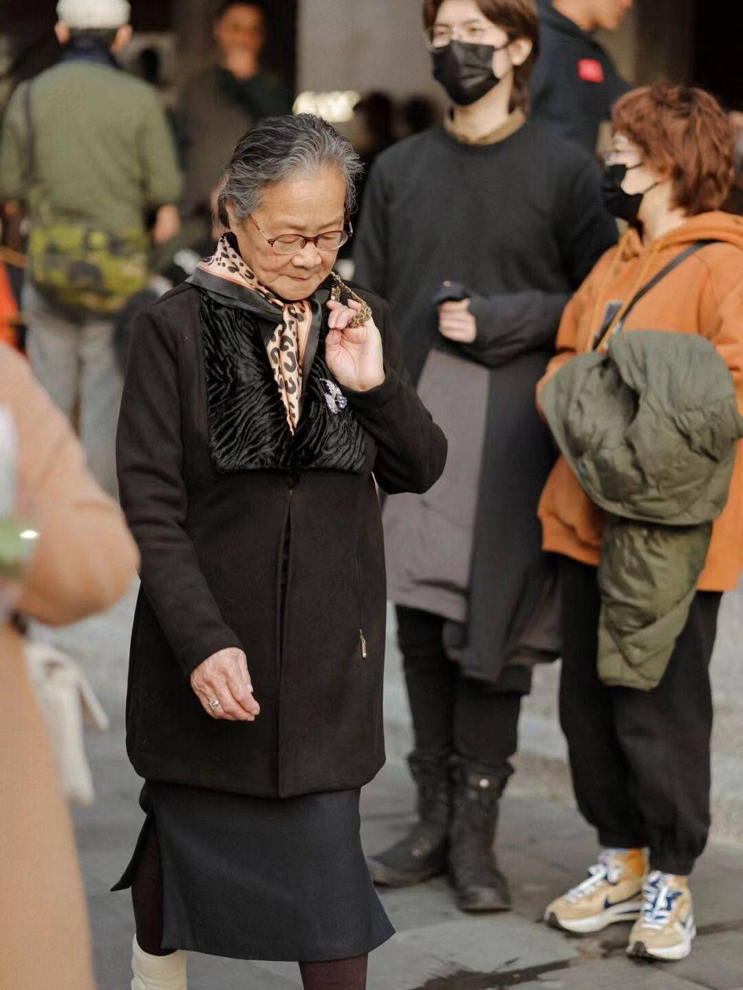 等我老了,才不要穿"奶奶装"!学上海阿婆这样穿,优雅又减龄