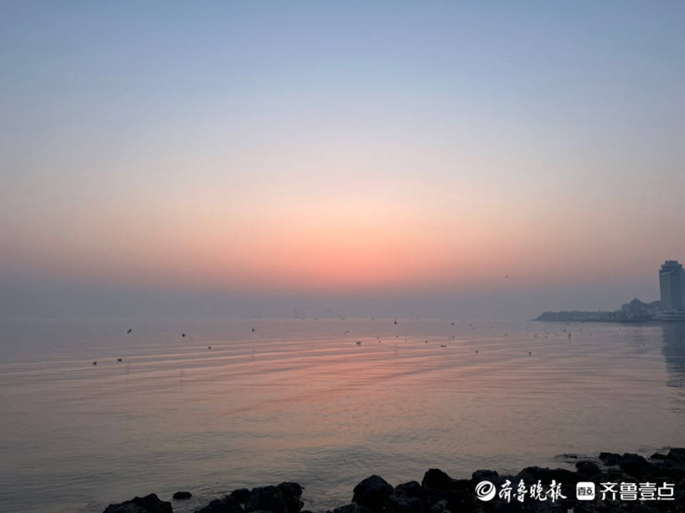 好景山東霞光映紅半邊天煙臺海邊觀日出薄霧繚繞浪漫且唯美