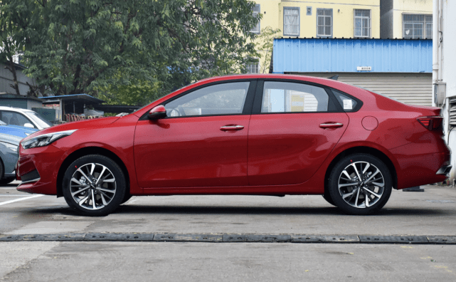 起亚k6适合家用入门就配自动挡比朗逸大一号帝豪不能比