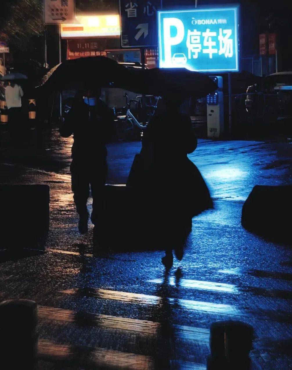 我们收集了74个广州街头的背影一张照片便是一个故事