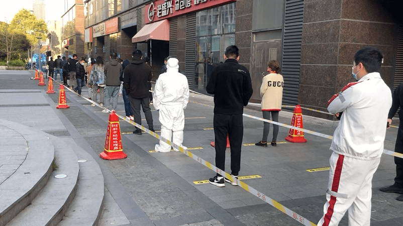 早上6點,長海路街道海上碩和城核酸檢測點正式開測,市民按照兩列縱隊