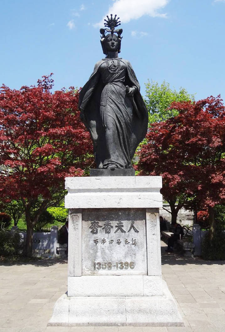 奢香夫人像奢香墓 , 位于大方县城北洗马塘畔 , 始建于公元1396年