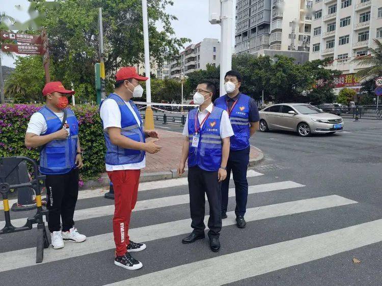 團三亞市委朱志興書記繼續下沉一線,到防疫志願服務點現場進行檢查