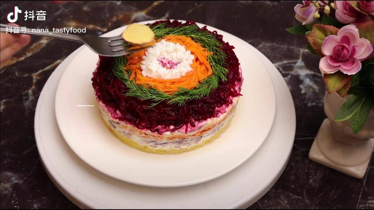 俄罗斯美食穿着裘皮的鲱鱼【鲱鱼沙拉】也叫裘皮沙拉,是俄罗斯地区