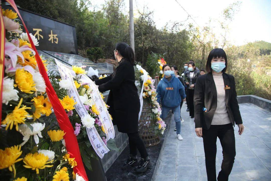 祁紅建工集團開展追憶往昔歲月緬懷革命先烈清明祭掃主題黨日活動