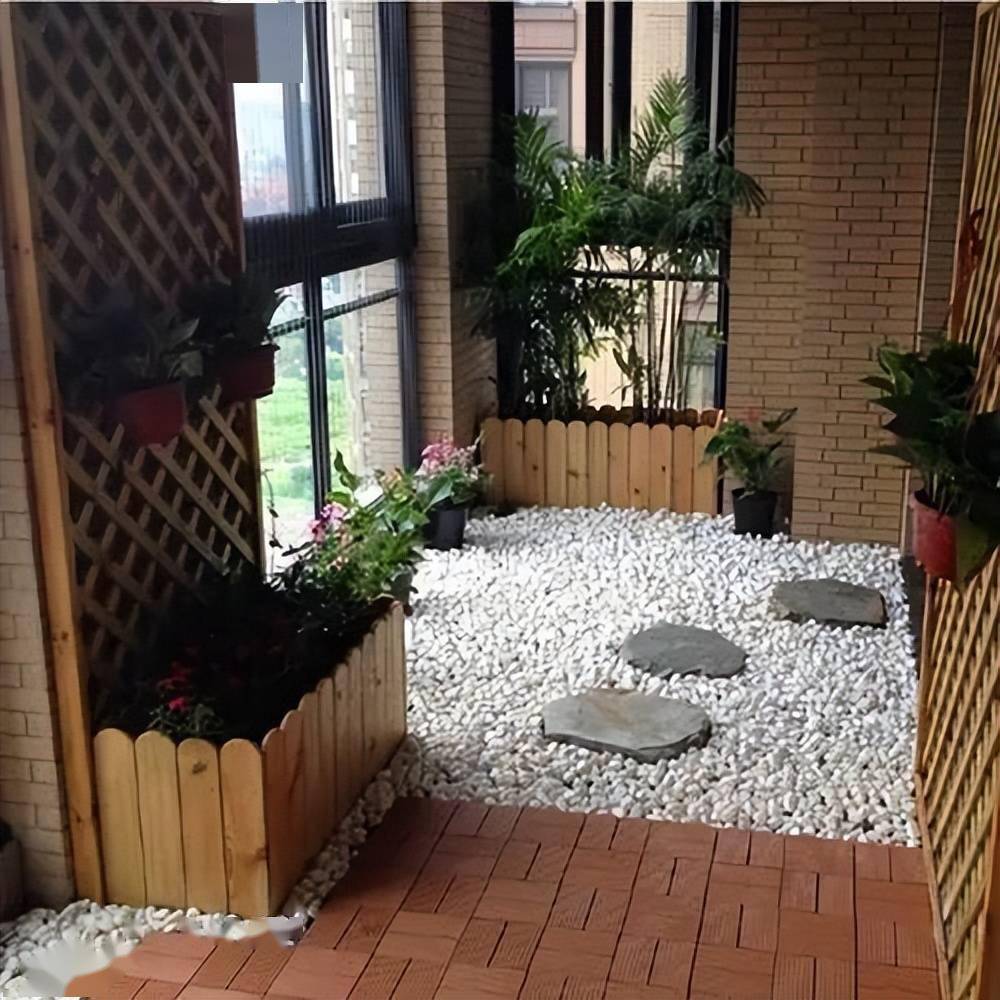 不过如果没有庭院也没关系,将阳台铺一半地砖,留一半地面铺鹅卵石和小