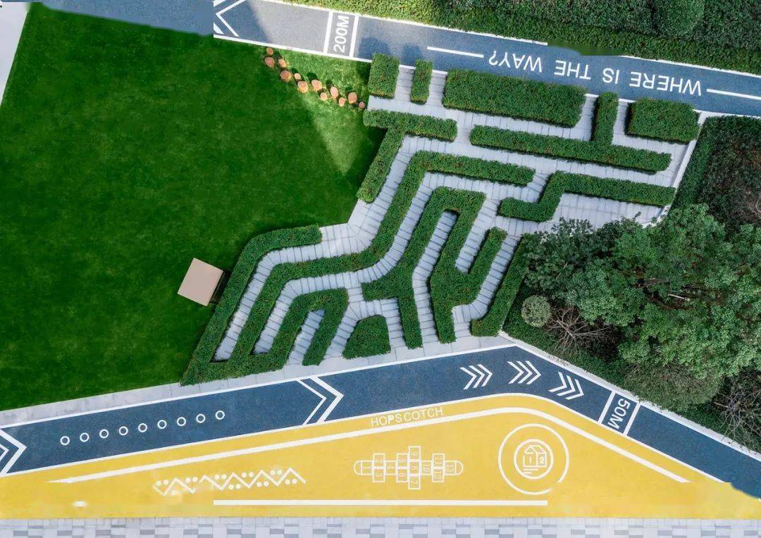 嘉兴朗诗万科 · 城市之光,在社区中设置绿篱迷宫,让家长孩子可以在