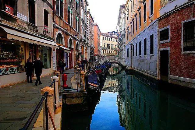 大运河上的里亚托桥南岸是圣马可区,北岸就是的圣保