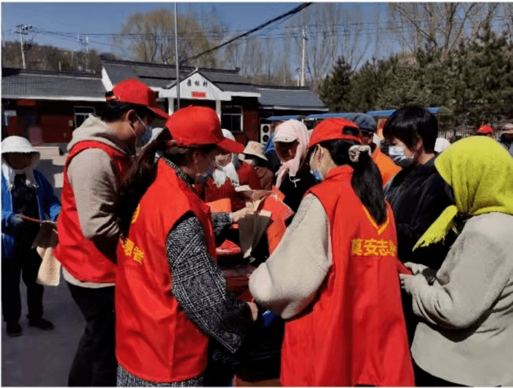 张先生一行景林村查验点将火机,纸钱等交了,改用花束的祭奠