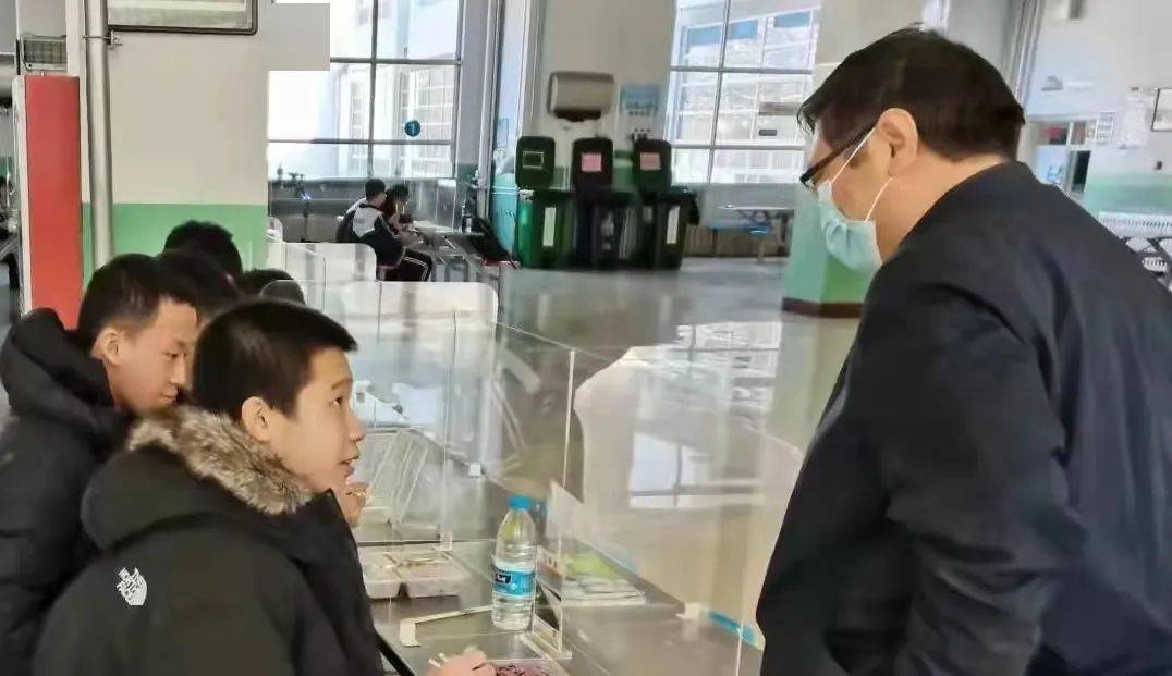 校长当爸,学校是家,校园封闭管理下师生变家人_孟令斌_教学_食堂