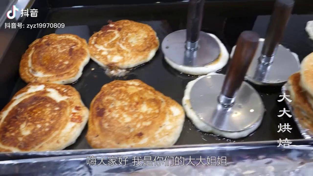 韩国人发明的奶酪煎饼一个1000韩元包满奶酪直往外涌