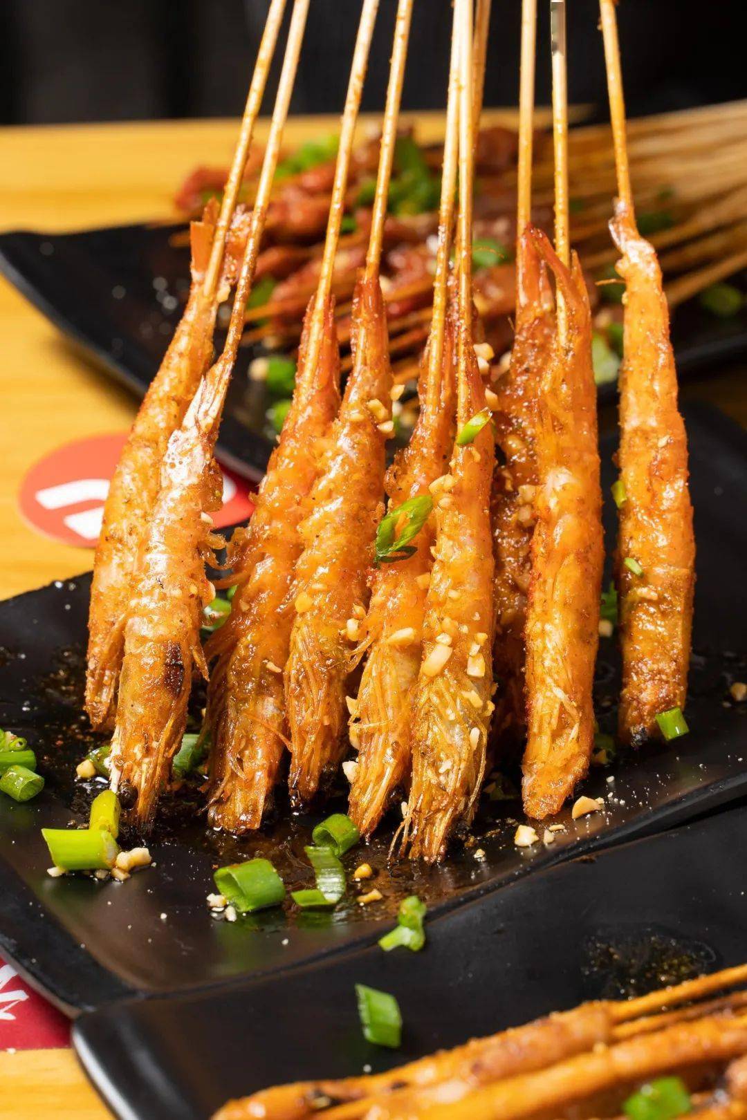 海虾手把串这一锅热乎乎,香喷喷的皮蛋瘦肉粥,是老广人深夜的慰藉