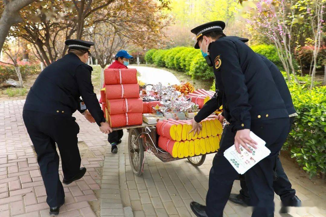 文明祭祀新风尚 二七城管全力保障清明期间市容环境_区域_进行_纸钱