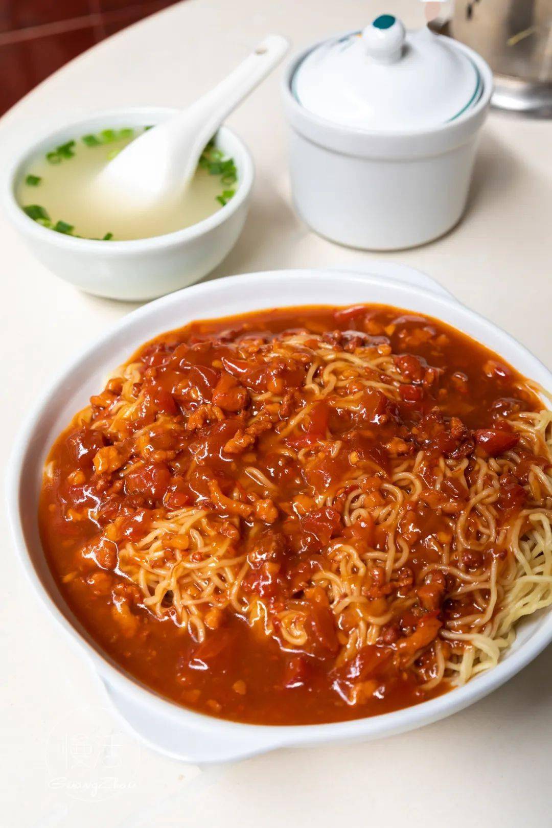 跟广式的炸酱面不同,这碗酸炸酱面已经赢了一半.