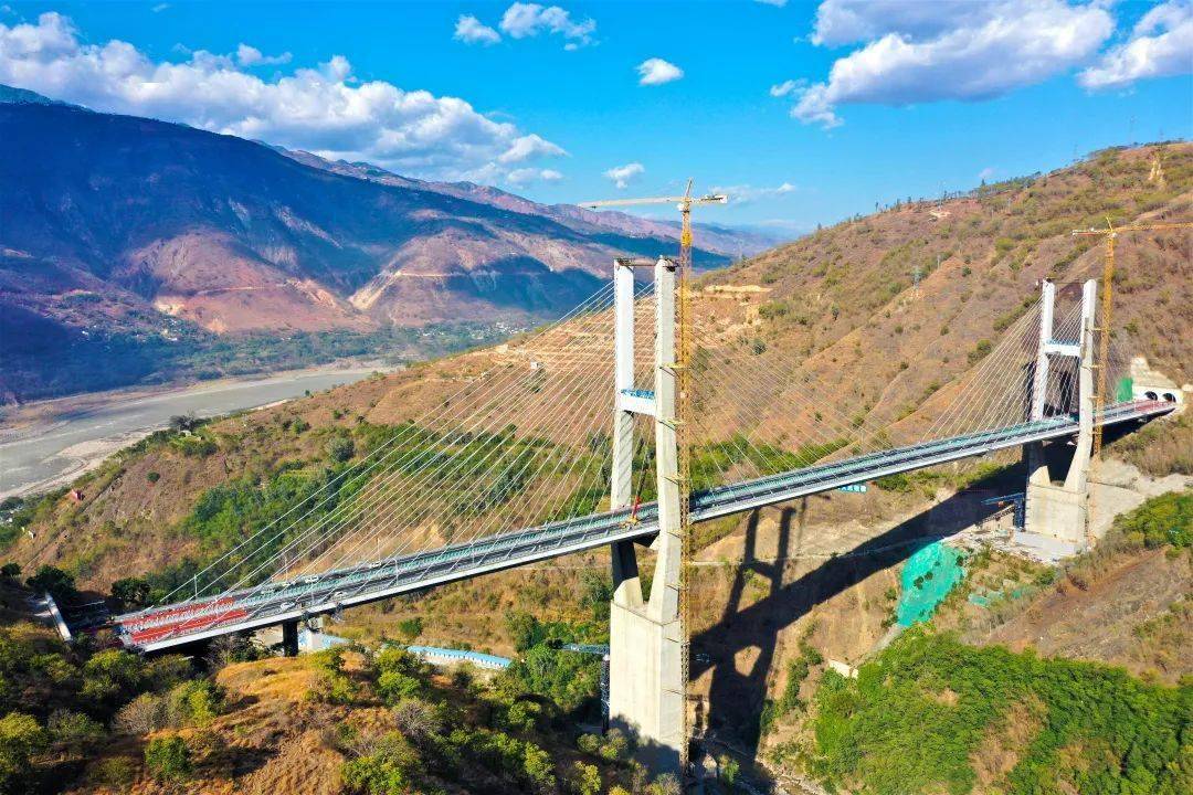 格巧项目双河特大桥这两座斜拉桥吧接下来一起瞧一"桥"在湍急的金沙江