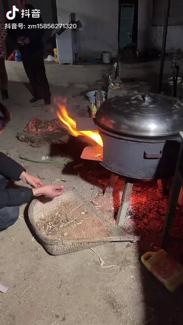 烤火啦农村烤火烤火取暖烧火做饭大锅灶非专业人士请勿模仿