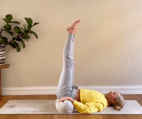 7个简单的懒人开髋动作,躺着趴着髋就开了……_瑜伽_右腿_身体