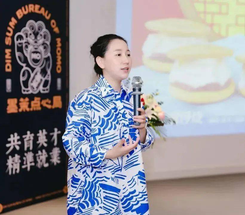 如品牌宣传语上写着八个大字——"墨茉点心,长沙心意"