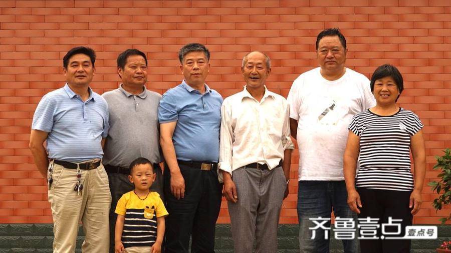 饭后,永斌大哥一行陪着我瞻仰了返堂洼旧居(我们就是这支衍生的),随后