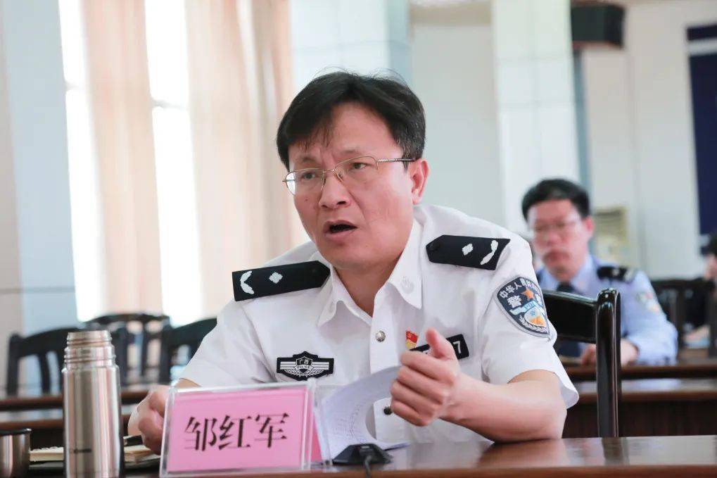 就如何预防道路交通事故,邹红军指出:一是_清醒认识当前交通安全形势