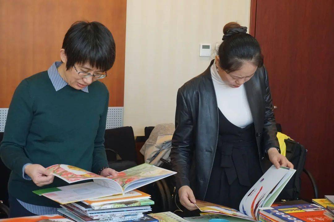 多年来坚持到幼儿园观摩教学活动,对幼儿园阅读教学的现状十分了解,还
